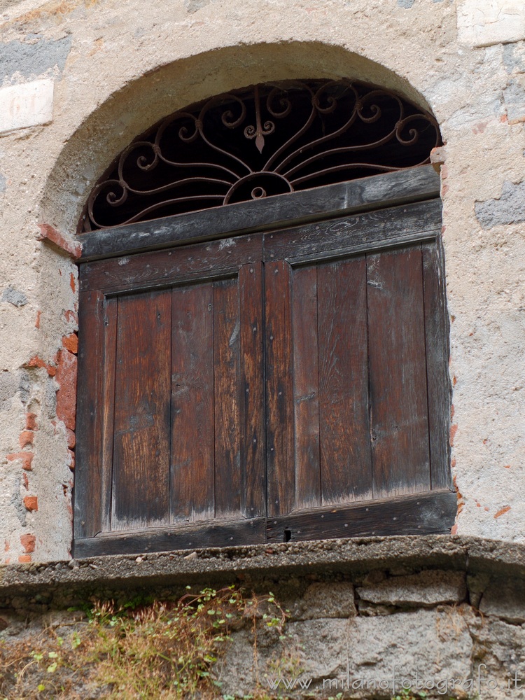 Campiglia Cervo (Biella) - Portone di una vecchia casa